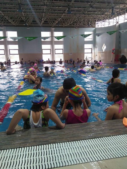 Học sinh tiểu học Sài Đồng tham gia phổ cập bơi